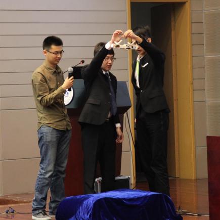 在北京航空航天大學研究生分享科研成果後，學員有機會操作有關模型，親身接觸大學生的科研成果。