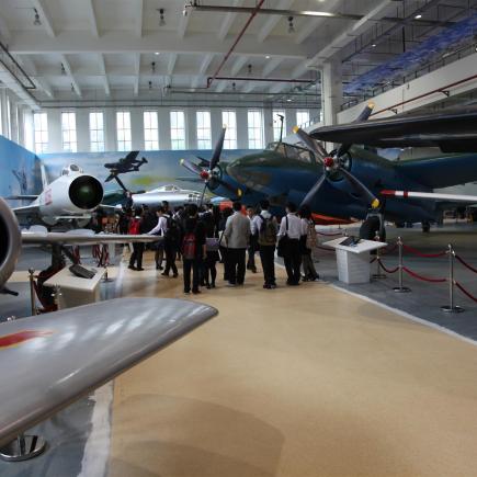 透過參訪航空航天博物館，學員認識不同類型的飛機，從而了解國家在航空方面的發展。