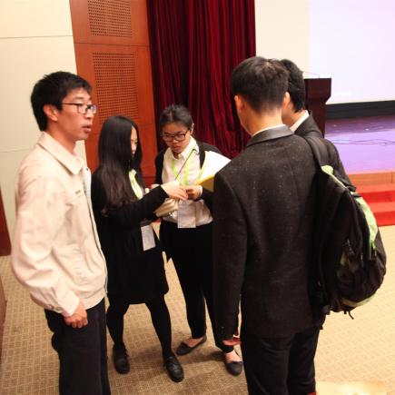 Students were interviewing the staff of Beijing Company
