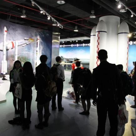 透過參訪中國科學技術館，學員了解航天飛船發展的情況。