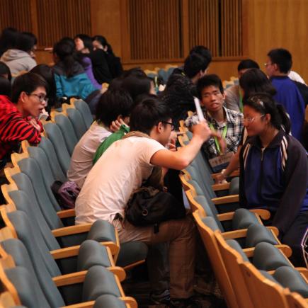 在參訪北京市第80中學期間，學生投入與該校學生進行交流。