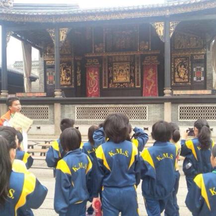 Students were visiting the Foshan Ancestral Temple