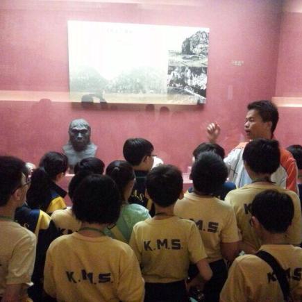 學生在佛山民間藝術社學習欣賞嶺南傳統雕塑藝術。