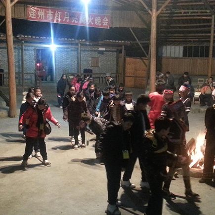 学生在「瑶族篝火晚会」中尝试学习瑶族独有的「板鞋舞」，亲身感受瑶族的民族风情和舞蹈特色。