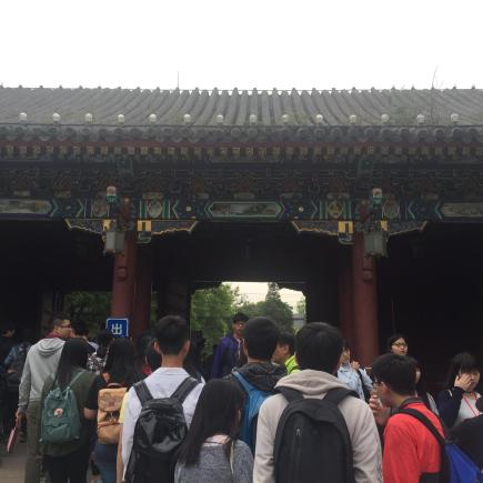 學生正在參訪北京大學。