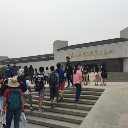 學生正在參訪中國人民抗日戰爭紀念館。