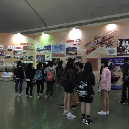 學生正在參訪中國航空博物館。
