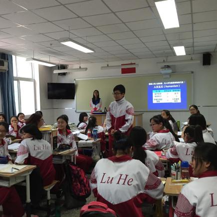 學生正在參訪北京潞河中學。