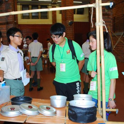 學員參訪香港中學，並了解童軍的野外生活用品。