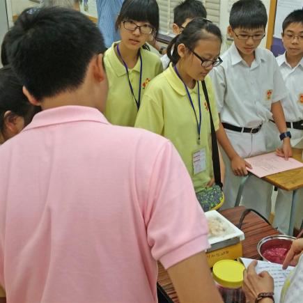 學員親身體驗香港中學的課外活動，在該校同學指導下一起製作無添加潤膚膏。