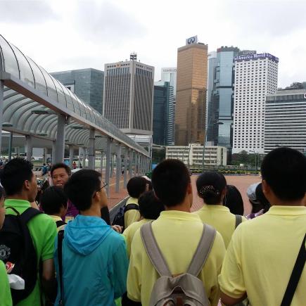 學員聆聽導遊的講解，認識香港金融中心建築群。
