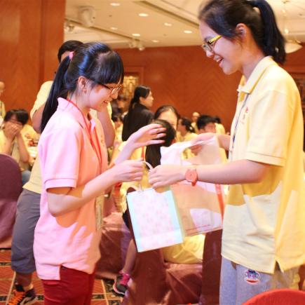 京港學生在首天的破冰遊戲中，尋得有緣人交換紀念品及聯絡方法。