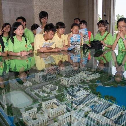 學員參訪澳門大學，了解新校舍的設施和建築。