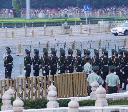 儀仗隊整齊地列隊進入天安門廣場進行升旗儀式。