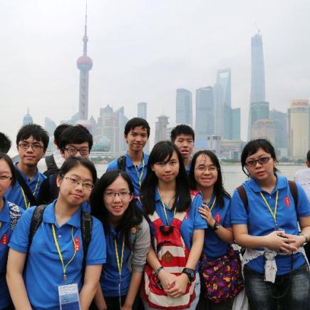 透過參訪上海外灘，學生感受上海繁華活力的一面