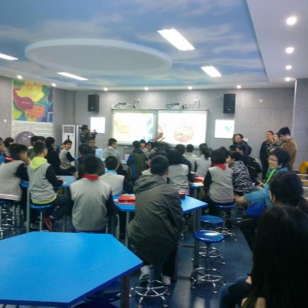 香港學生與內地學生一起上課。
