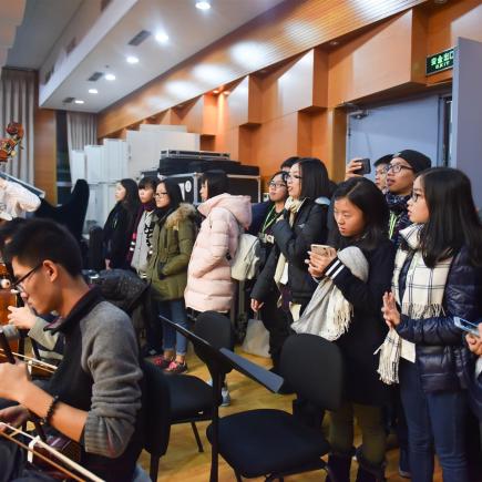 學生正在觀看中國音樂學院華夏樂團排練