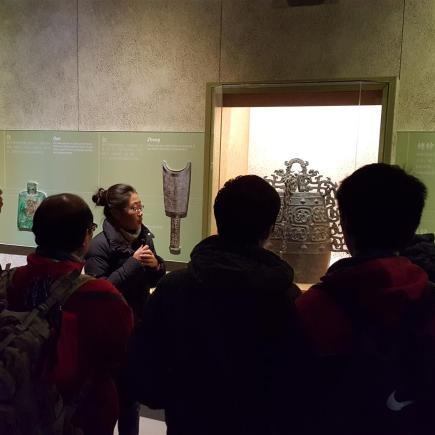學生正在參訪大鐘寺古鐘博物館