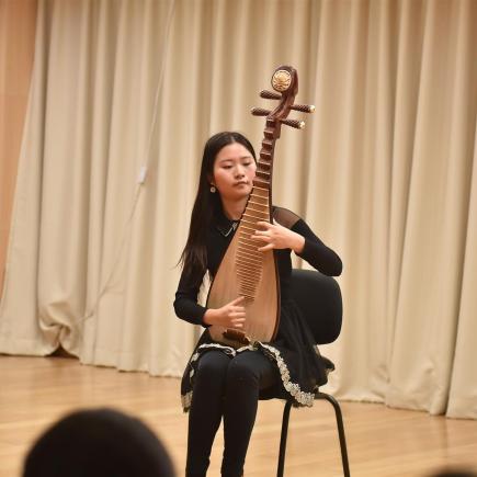 中國音樂學院的教授作琵琶演奏示範
