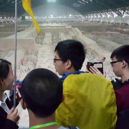 学生正在参访秦始皇兵马俑博物馆