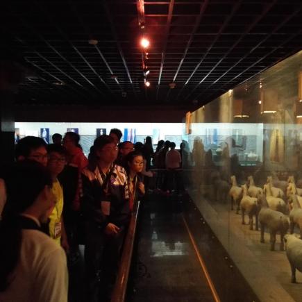 學生正在參訪漢陽陵博物館