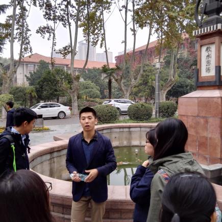 學生正在參訪西安交通大學