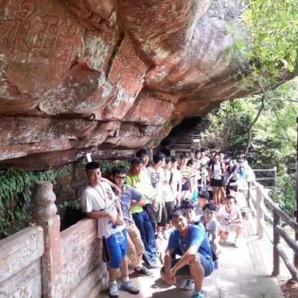 同學們透過考察錦石岩，學生們認識了丹霞山的地質構造和風化形成的錦石岩。