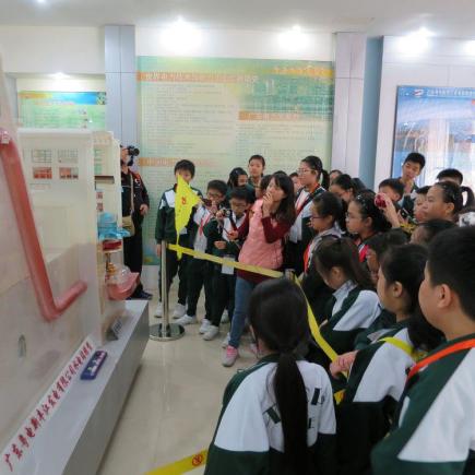 Students were visiting the Xinfengjiang Hydropower Station