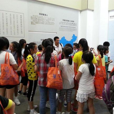 中國客家博物館的導賞員正在向同學講解客家的起源。