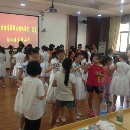 與當地小學交流時，當地學生為香港學生介紹當地的傳統文化，促進兩地學生彼此認識及了解。