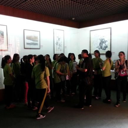Students were visiting Zhao Qing Museum