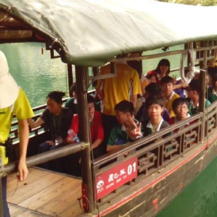 於參觀鼎湖山時，同學坐在船上甚為興奮，聽導賞員講解當地如何推行環境保育。