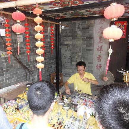 透过参访岭南印象园中的手工艺摊位，让学生体会岭南的传统文化。
