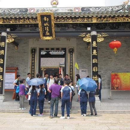 透过参访城隍庙， 让学生了解中国传统庙宇的建筑风格。