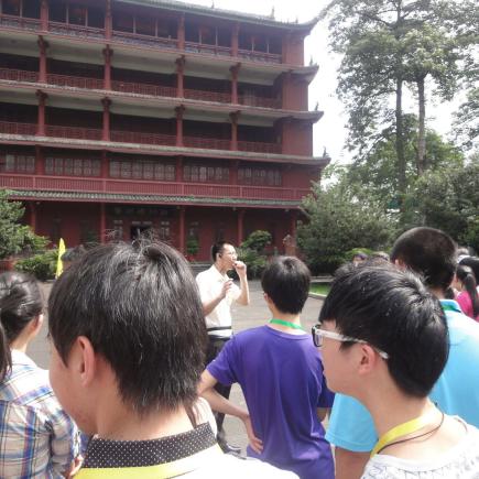 透過參訪&#172;&#172;｢五嶺以南第一樓｣的廣州博物館， 讓學生欣賞其紅牆綠瓦的古建築風格。