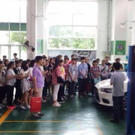 学生参观该车厂不同的房车。