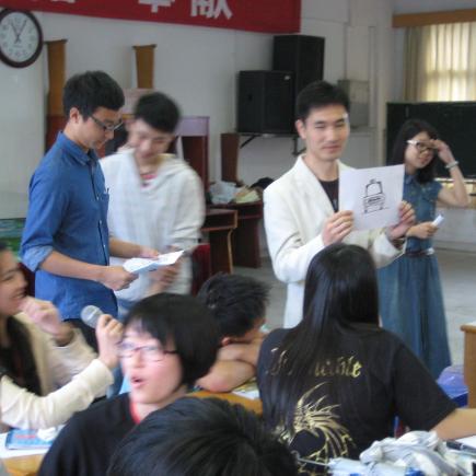 與當地學生一同上課，該課程老師亦給予題目讓香港學生作答。