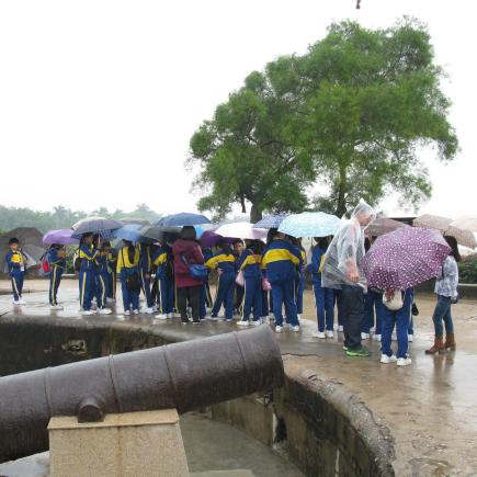 學生參訪威遠炮台。
