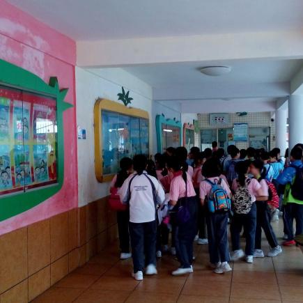 內地學生帶領香港學生參觀學校校園。