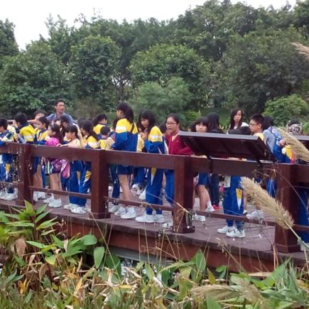 學生參訪濕地公園，了解濕地生態系統的多樣化及資源。