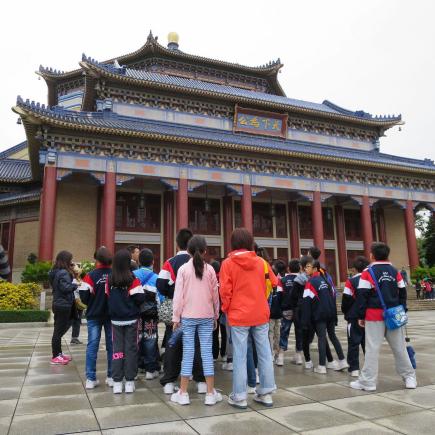 透過參訪中山紀念堂，讓學生了解其歷史背景和建築風格。