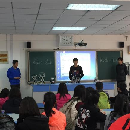 Students were visiting No.47 Middle School of Zhengzhou.