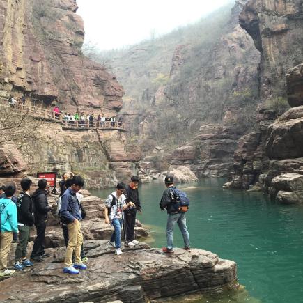學生正在參訪雲台山國家地質公園。