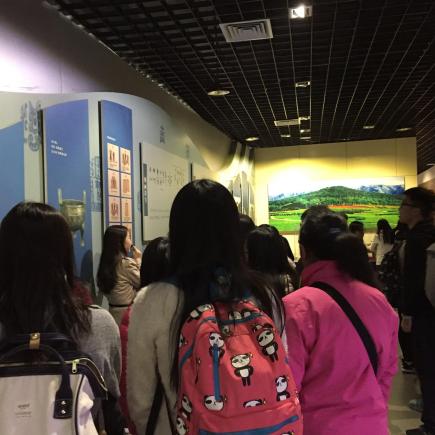 學生正在參訪黃河博物館。