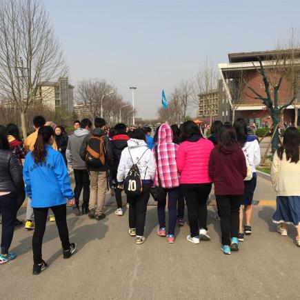 學生正在參訪河南財經政法大學。