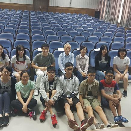 Students were taking photo with Professor Peng