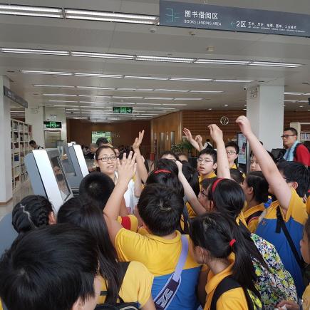 Students were visiting Shenzhen Library 01