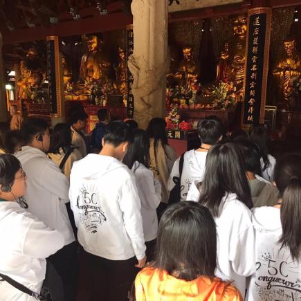 學生正在參訪泉州的開元寺，聆聽導賞員介紹該寺的建築特色。