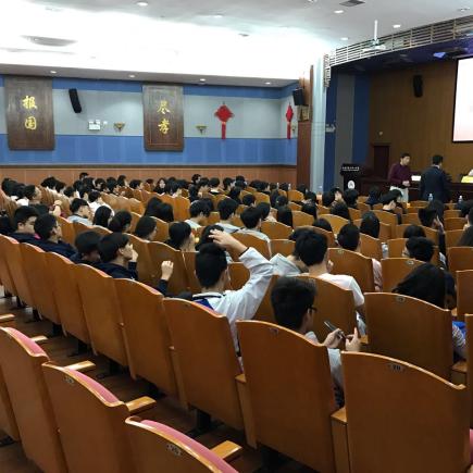 學生在廈門的福建省廈門第一中學出席歡迎儀式。