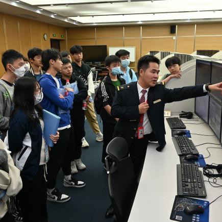 學生參訪武漢高速鐵路職業技能訓練段，了解高速鐵路的運作模式。